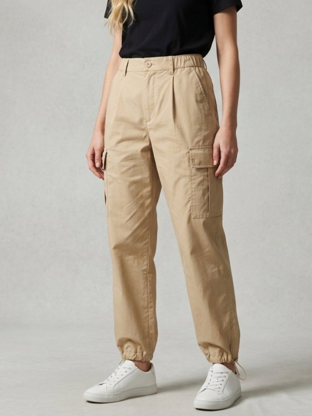 UNIQLO Women’s Easy Parachute Beige Cargo Pants size S✨